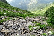 80 E giu per il lungo pietroso canale del Vallone
